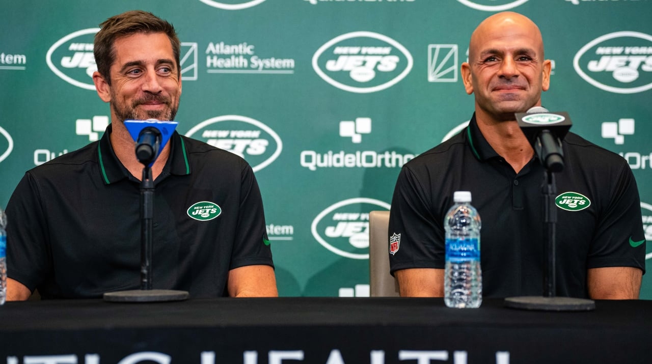 Robert Saleh confirma la peor noticia con respecto a la lesión de Aaron Rodgers